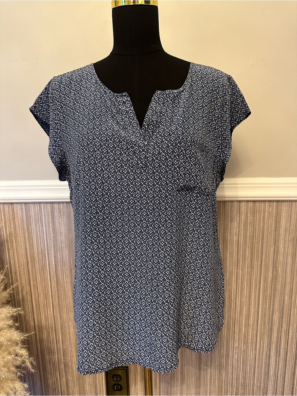Cynthia Rowley 100% Silk Blouse Large Blue White Geometric Print Pocket Top